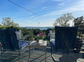 Koselig Hytte Med Sjøutsikt Og To Terrasser