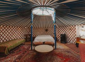 Glamping yurt at a nature retreat near Sequoia, Hotel in Miramonte