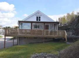 Stay central & close to the sea in Henån SE09155