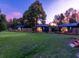 Moss & Moon Cabins, hotel with hot tubs in Stormsrivier