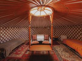 Glamping yurt at Sequoia Highland Camp, khách sạn ở Miramonte