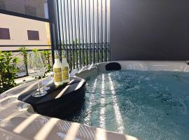 Bijelić Luxury Apartment with Jacuzzi, hotell i Okrug Gornji