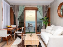Cozy studio, beach and pool access with sea view, מלון בMarigot