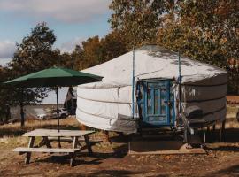 Cosy yurt at a nature retreat in Sequoia Forest, glampingplass i Miramonte