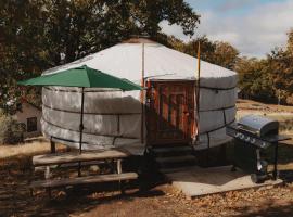 Glamping yurt at a nature retreat Sequoia Highland, Hotel in Miramonte