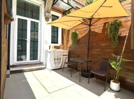 Private Garden Courtyard in Shanghai Old Villa Near City Center Nanjing West Road Metro Station, hotel a Xangai