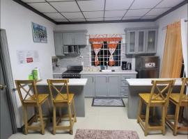 Home in Port Antonio, Jamaica، فندق مع أحواض استحمام ساخنة في بورت أنطونيو