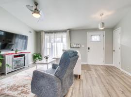 5 Mi to The USAF Museum Dayton Home, Walk to Park โรงแรมในเดย์ตัน