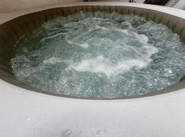 Jacuzzi and BBQ Escape near city centre Queluz Maison, hotel in Queluz