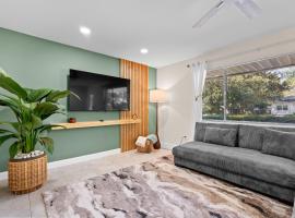 Entire house with pool near UF and Santa Fe College, hotel in Gainesville