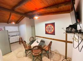 Cabañas en monte autóctono con pileta, hotel i San Marcos Sierra