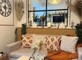 Aesthetic walking distance to MOA,near NAIA AIRPORT with NETFLIX,MINIVIDEOKE,BOARDGAMES-DUXE2