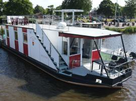 Hausboot Levitate im Hafen von Barßel, Hotel in Barßel