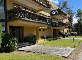 Hermoso departamento con 2 baños en Suite, hotel em Licán Ray