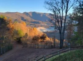 6 Mi to Chatuge Lake Spacious Cabin with Mtn Views!