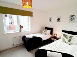 Spacious 4BR House with 2 Bathrooms and 1 WC ideal for Families, Professionals and Relocators near NEC, BHX, HS2 and JLR with Travel Cot, Pets Allowed and Free Parking - The Home Makers Hub