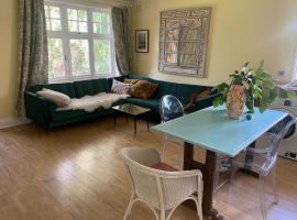 Bright spacious apartment，位于布罗姆利的酒店