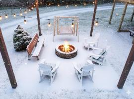 Lux Spacious Cabin Hot Tub, Indoor Pickleball in Hocking Hills, hotel v destinaci Logan