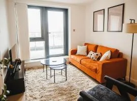 2 bed, Leeds Centre - Private Balcony, Free parking & Darts