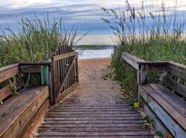 Coastal Breeze Luxurious Coastal Villa Steps to Cinnamon Beach Beautiful Pools! Perfect for Families، فندق في Hawthorne