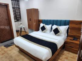 Newly Renovated Hotel Neelam Palace Just 5 Minutes from Railway Station & Connaught place, spa hotel in New Delhi