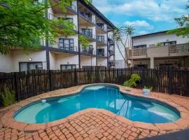 Blue Haven on Craftmanship Hotel with WiFi Pool & Parking