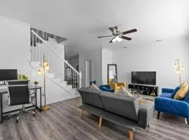 Spacious 4BR by AT&T Stadium and Six Flags I Free Parking I Workspace