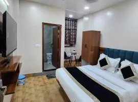 Newly Renovated Hotel Neelam Palace Just 5 Minutes from Railway Station & Connaught place