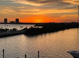 Unique Water Views, free Parking 1bed 1 bath Rooffornomads 416