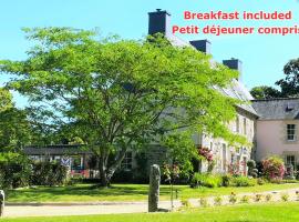 Kergroaz Maner Classé 5 épis Table d'Hôtes Manoir dans parc arboré, spa en plein air Bornes véhicules électriques Petit déjeuner inclus、Yviasのホテル