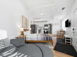 Bright and Cozy 1A Modern and Stylish Studio Apartment, Free Street Parking