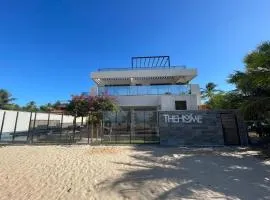 Pé na areia com piscina privativa e 3 suítes