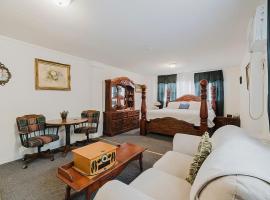 Little red house with vintage, retro feel to it!，奧卡拉的飯店