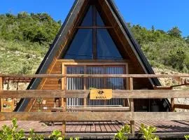 Chalé romântico com hidro, lareira e churrasqueira na Serra