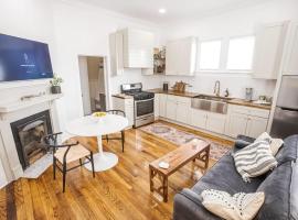 Downtown Lafayette Gem-1BR House with Free Parking, hótel í Lafayette