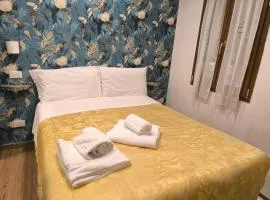 Camera in centro a pochi passi dalla stazione