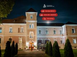 Domeniile Martinutzi - Conac Rhédey، فندق في Vintu De Jos