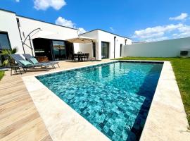 Villa La Perle Bleue - La Rochelle Île de Ré - Piscine chauffée, Hotel in La Jarne