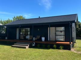 Coastal Escape - Cooks Beach, hotel in Cooks Beach