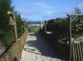 Chalé Lua pé na areia na propriedade DivinoRecanto, hotel in Saquarema