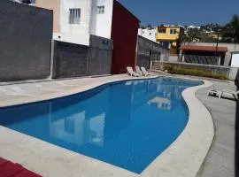 Casa en fraccionamiento en Ahuatepec con alberca, cancha y cerca de Tepoztlán