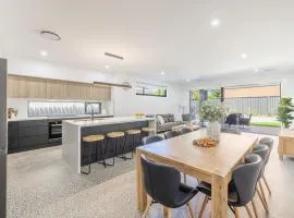 Summer Dayz Shoal Bay, 21B Tomaree Rd - ducted air and WiFi