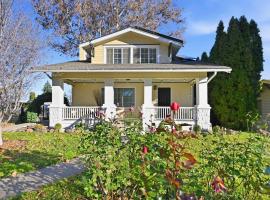 Historic Yakima Home 4BR Office Backyard Oasis, khách sạn ở Yakima