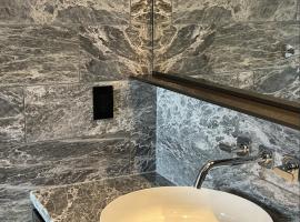 Boutique New 1-Bedroom Condo in Heart of Downtown, hotel in Vancouver