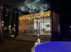 LEŚNY LUZ domek z jacuzzi w lesie nad jeziorem, duży taras, ognisko, gril, basen