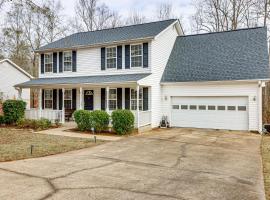 Wooded Trail On-Site, Spacious Simpsonville Home, hotel a Simpsonville