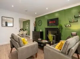 Modern 3BR Home - Designated Parking - Groups