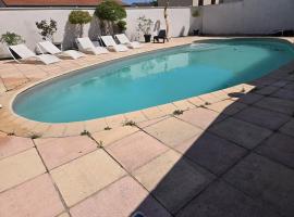 Large 170 m2 house with swimming pool, hotel i Décines-Charpieu