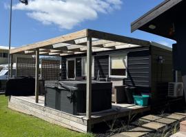 Black Sails Kuaotunu - across road from beach!, khách sạn ở Kuaotunu