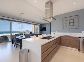 Stunning Bay Views from Spacious Terrace, hotell i El Pueblito